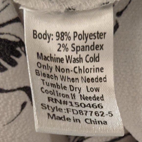 like NEW FUN2FUN Split Neck Floral Blouse - Picture 6 of 7